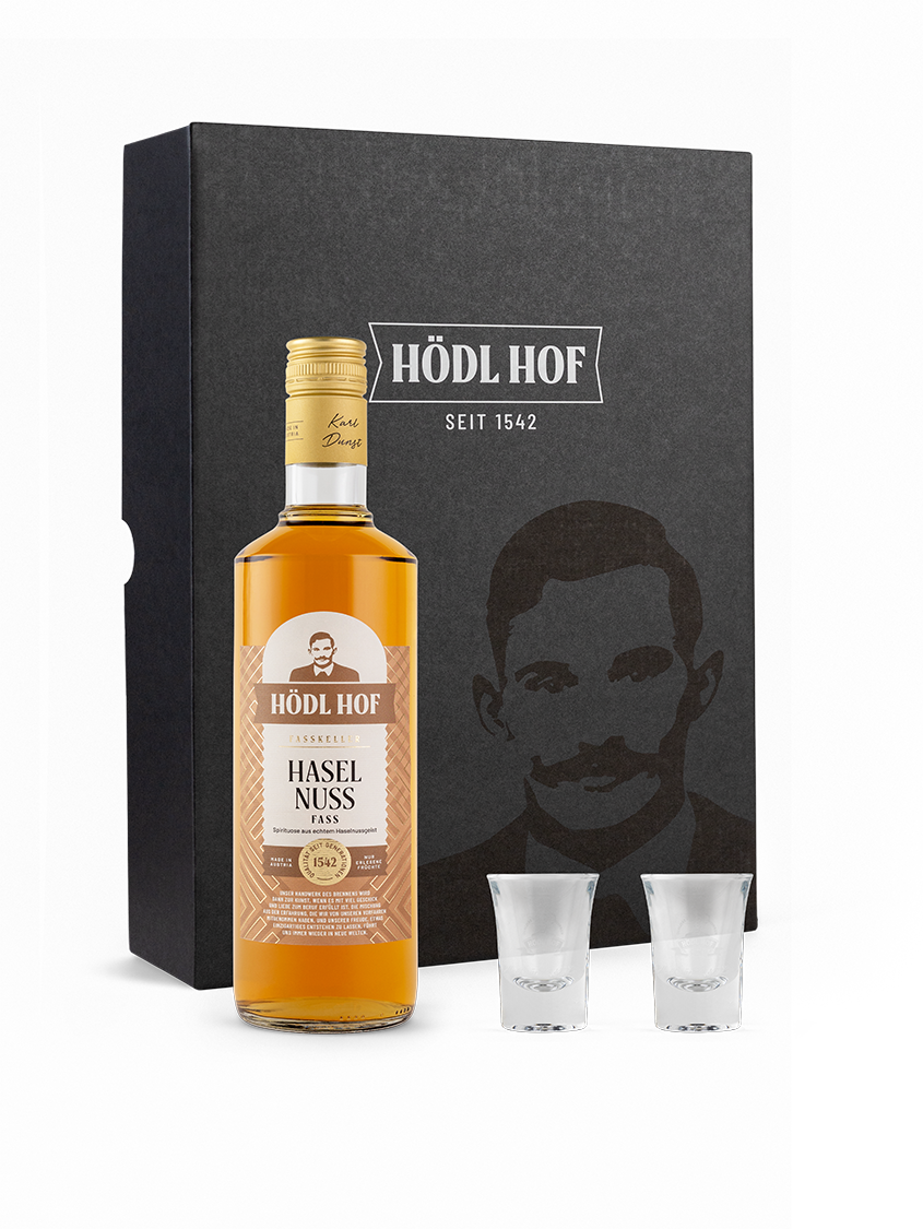 Hödl Hof Geschenkset Haselnuss Schnaps Fassgelagert | 0.7 l inkl. 2 Stamperl
